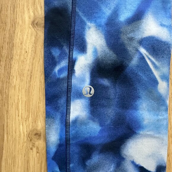 Lululemon Fast and Free High-Rise Tight 25" in blue/white cloud print, Size 4 - Picture 3 of 5